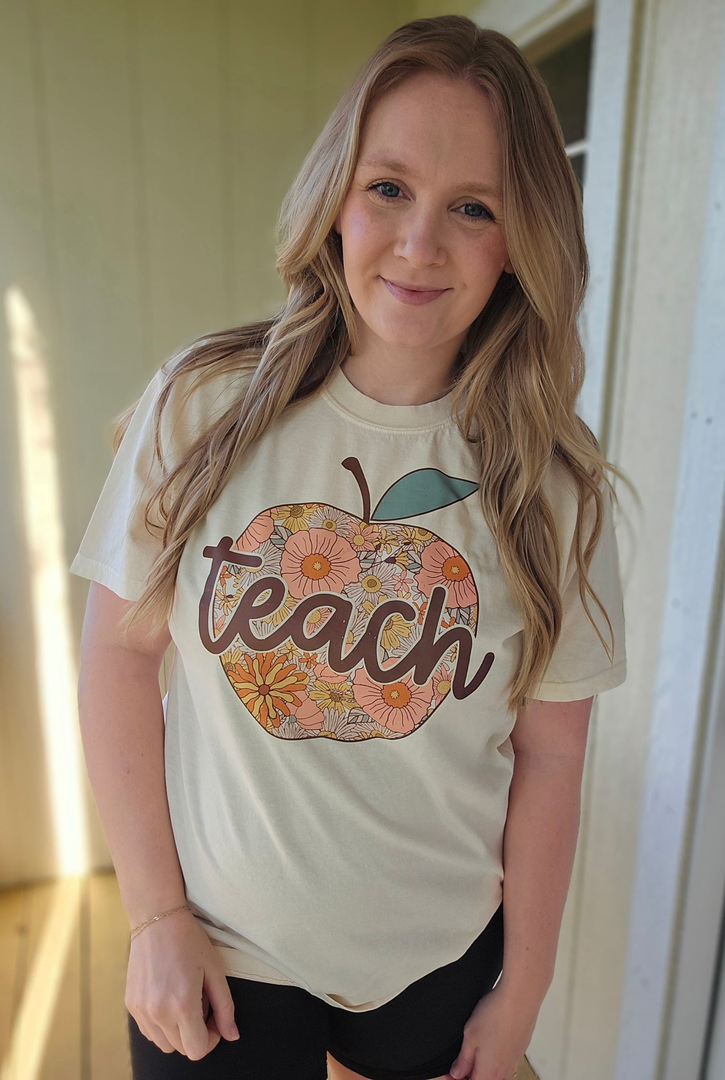 TEACH Apple Ivory Vintage Wash Short Sleeve Tee